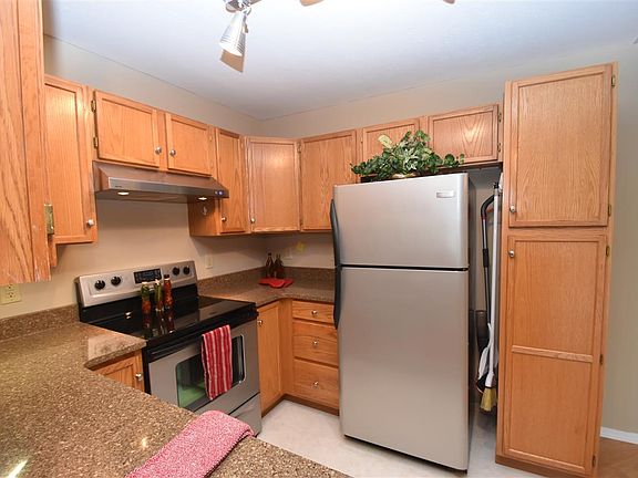 4th image of 631 Bayberry Ct W