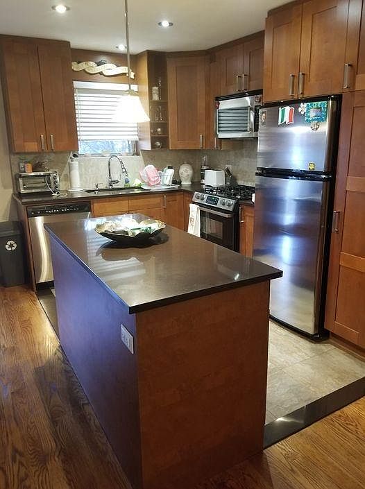 Large Kitchen with Island dish washer