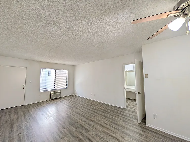 Dickens Garden Apartments — Photo 5