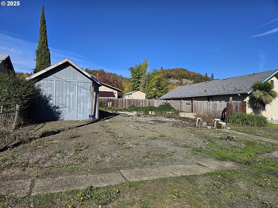 2nd image of 2138 NE Freemont Ave