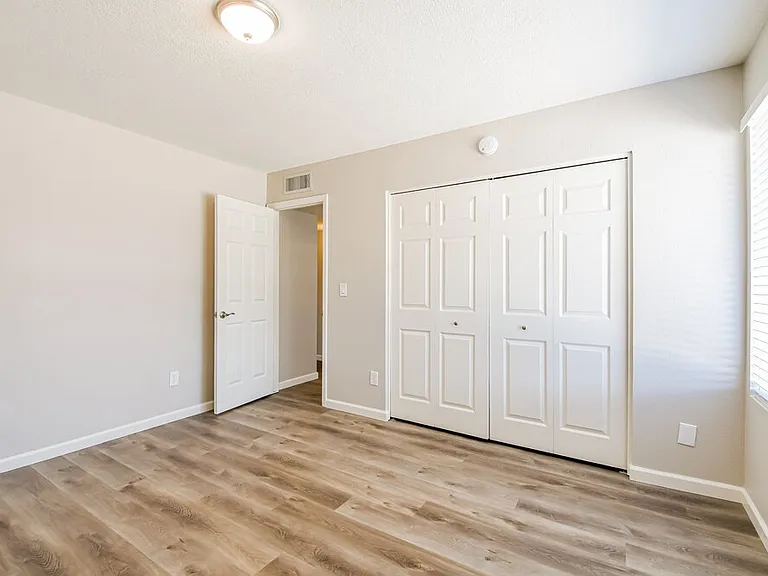 301 E Keogh Dr — Photo 13