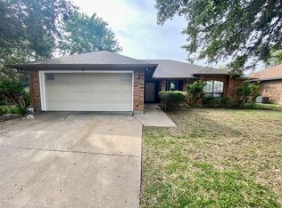 818 Crystal Creek Ln, Arlington, TX 76001