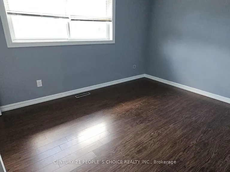 98 Lynbrook Dr — Photo 4
