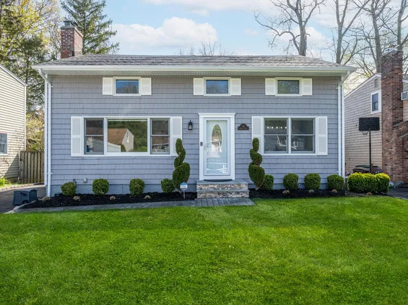 10 Pocket Court, Northport, NY 11768