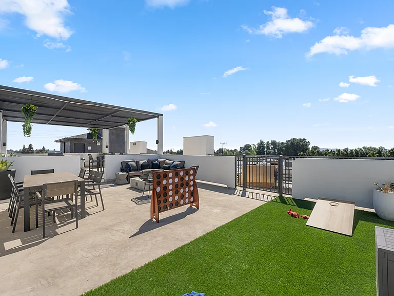 10247 Variel Ave — Photo 37