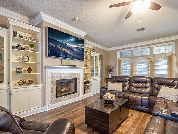 4th image of 2341 Country Club Dr