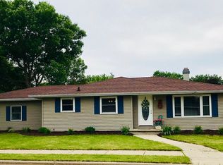 28 Bittersweet Ct, Little Chute, WI 54140