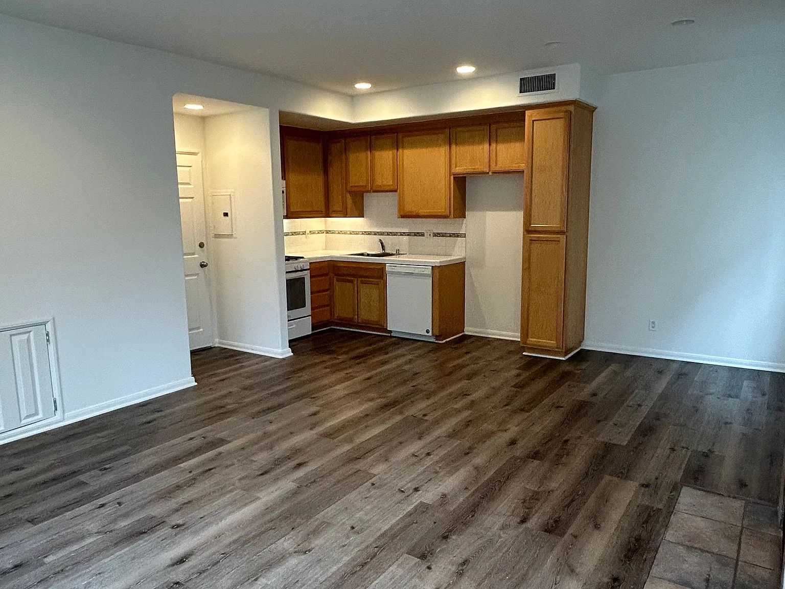2 bed, 900 sqft, $2,400 — Photo 2