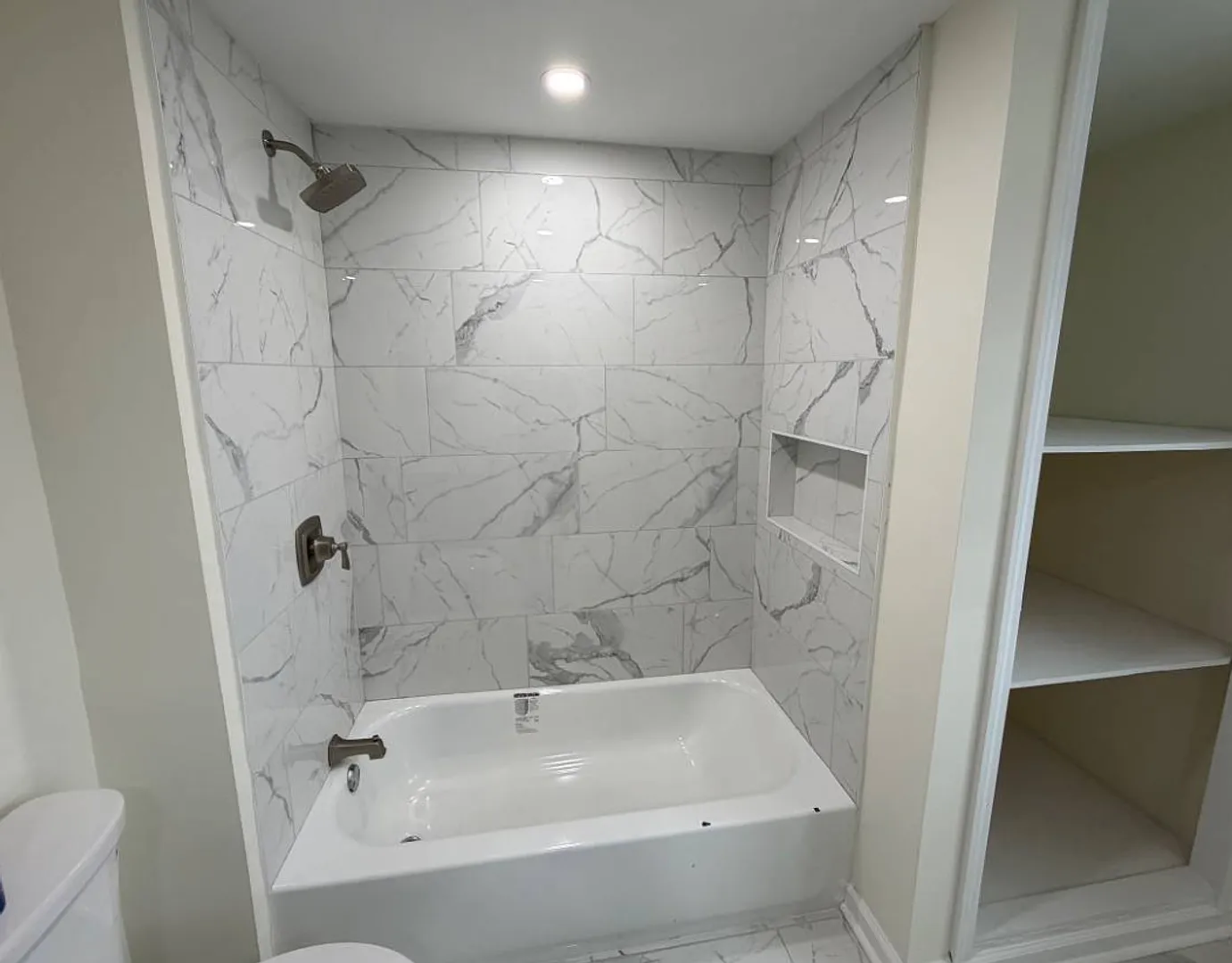 Single Family Home 6 beds 2.5 bath For Rent — Photo 4