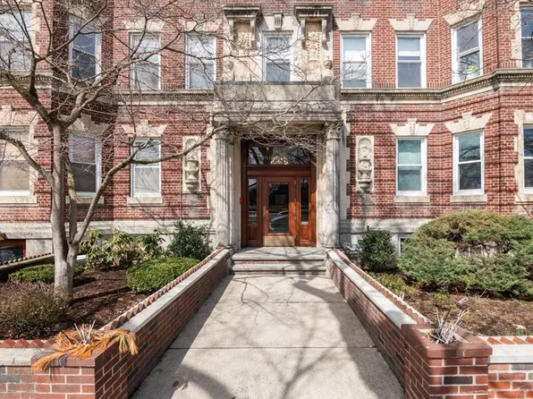 131 Park Dr APT 12, Boston, MA 02215