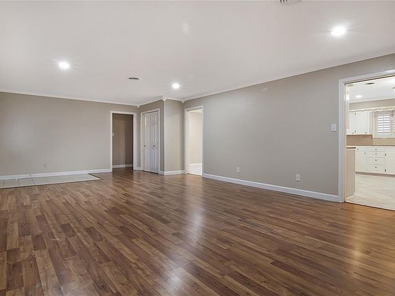 5th image of 400 W Oak St