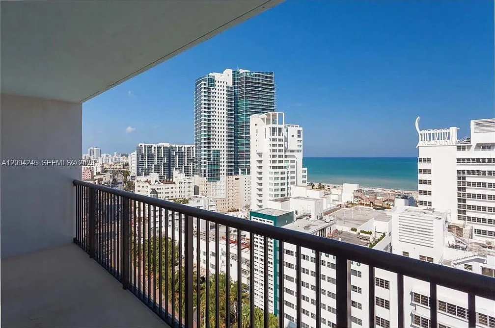 Tower 1800 Condo — Photo 3