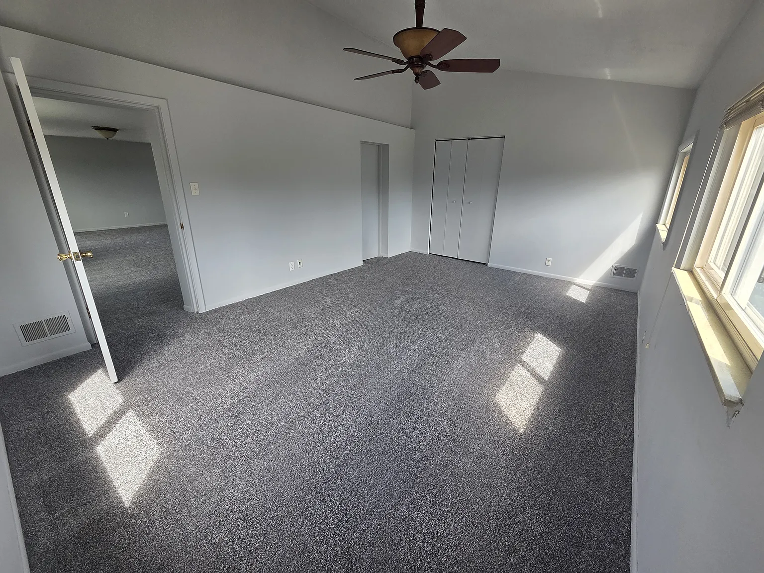 3 bed, 1400 sqft, $1,300 — Photo 4