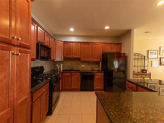 3rd image of 20 Moor Dr