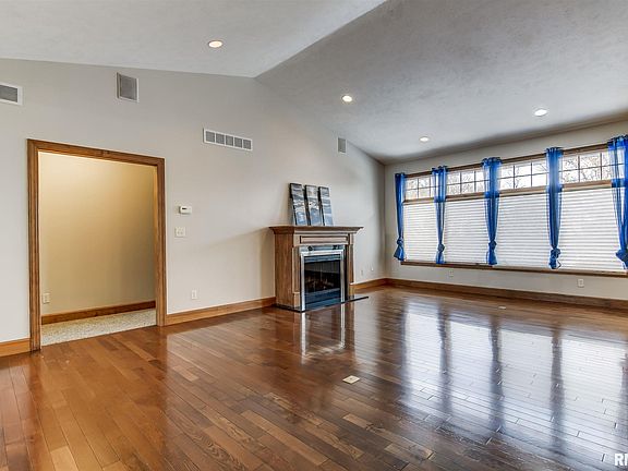 3rd image of 104 Ramblewood Dr