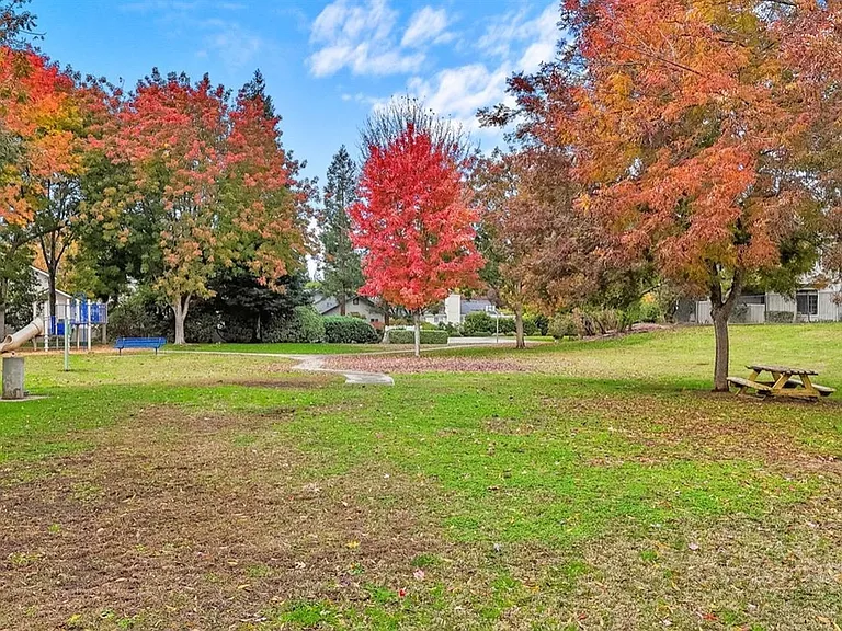 N Woodlawn Dr — Photo 27