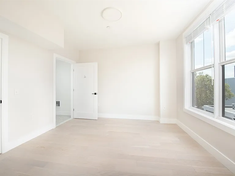 425 Border St #201 — Photo 8
