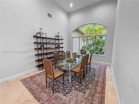 4th image of 2514 Poinciana Dr