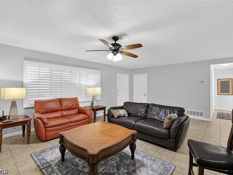 211 S Lake Dr — Photo 6