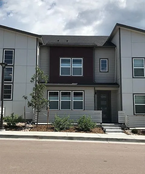 Front porch to hang out on, guest parking right out front