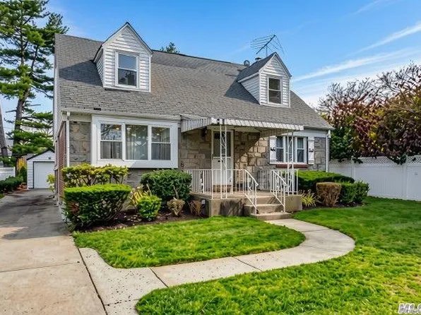 33 Michael Lane, New Hyde Park, NY 11040