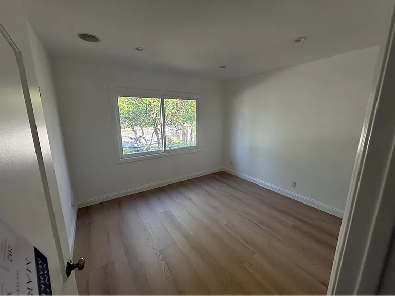 6039 Beeman Ave — Photo 4