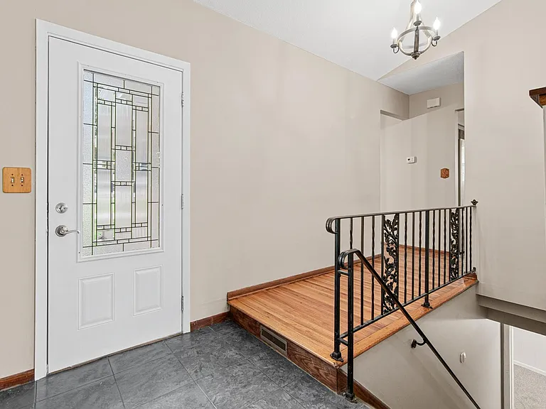3225 Lanewood Ln N — Photo 2