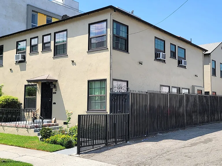 133 N Kings Rd #1/2 — Photo 2