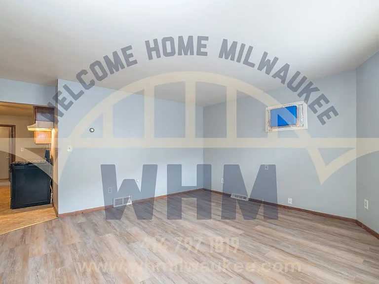2645 S Kinnickinnic Ave — Photo 4