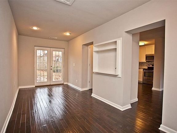 4th image of 213 E Oakwood St