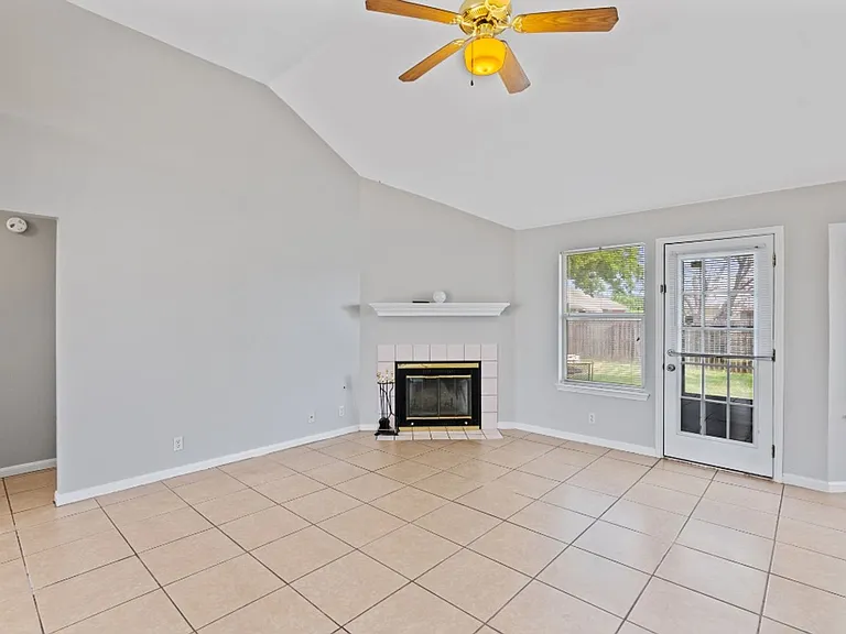 604 Maplecreek Dr — Photo 6
