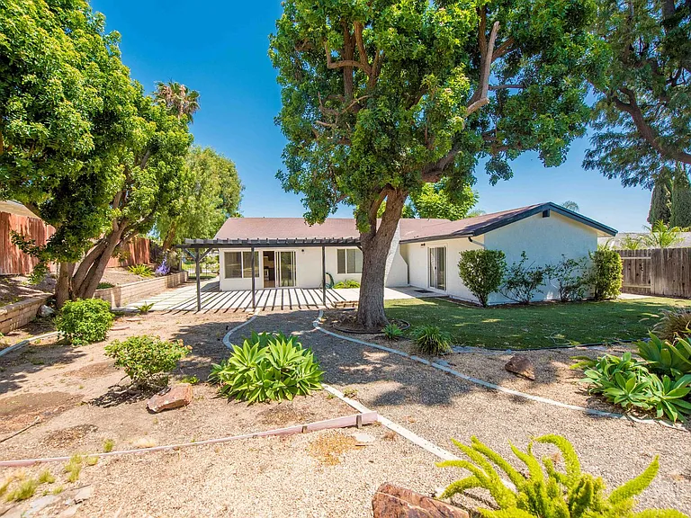 4395 Avenida De Las Flores — Photo 36