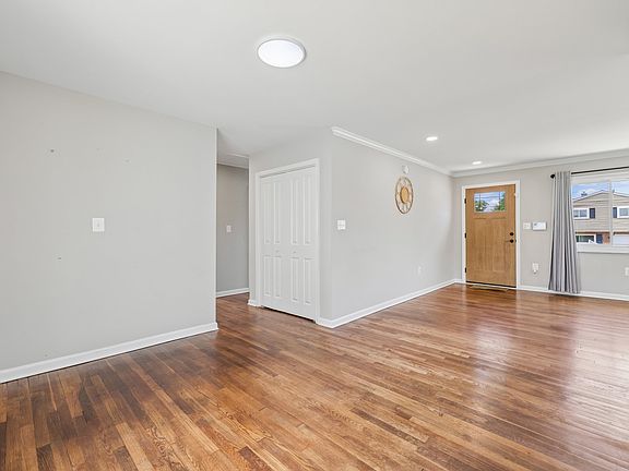 3rd image of 933 Prestwood Rd