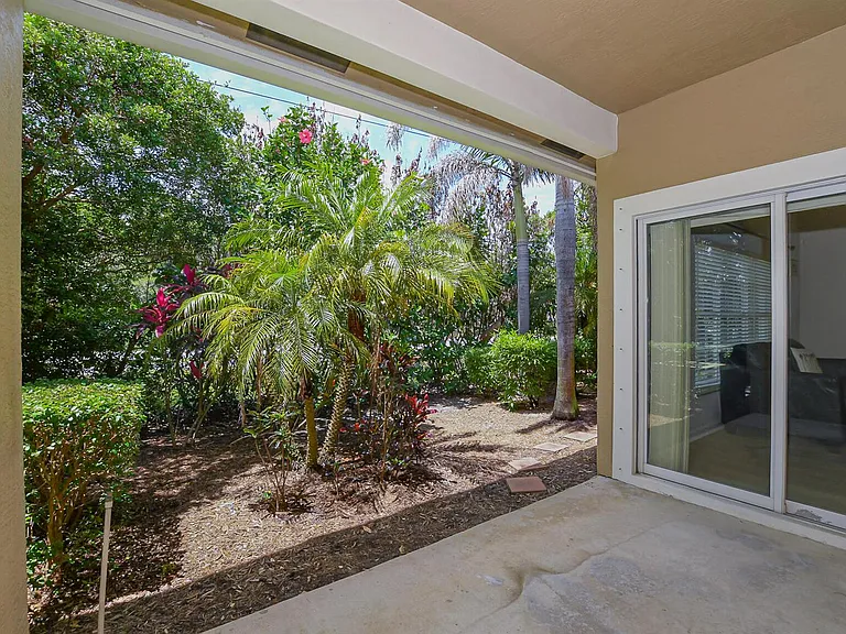 649 NE Bent Paddle Ln — Photo 35