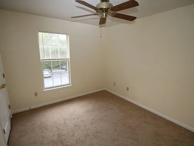 1002 Jessicas Ct #J — Photo 15