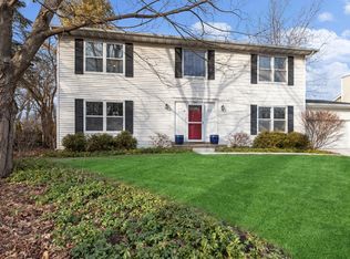 545 Basil Rd, Lake Bluff, IL 60044