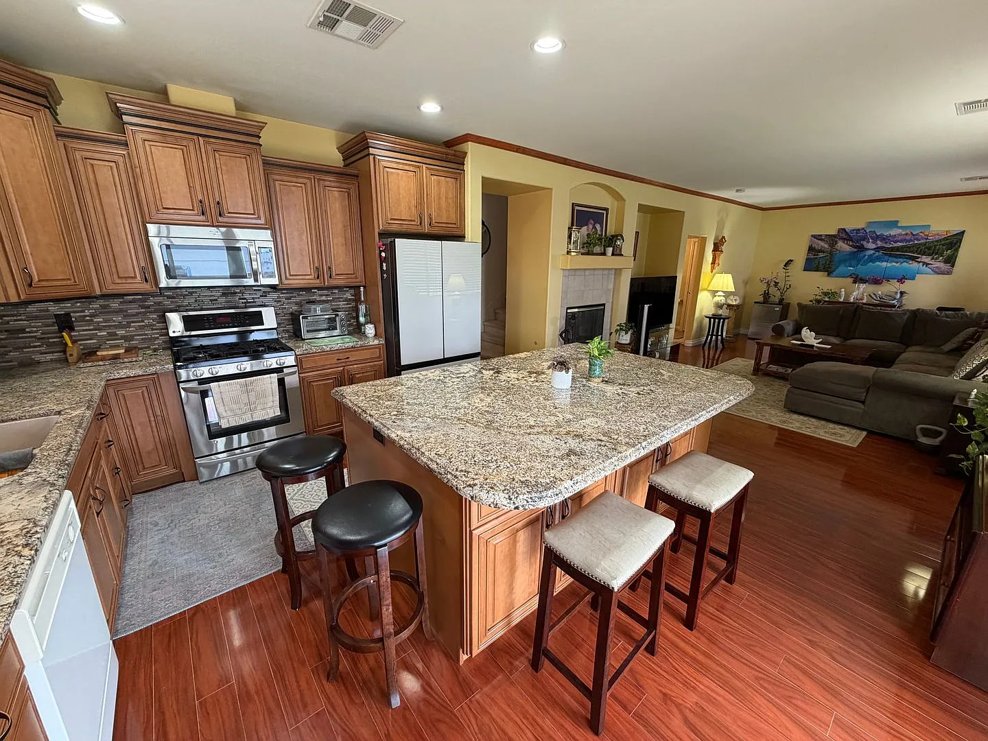 **Coming Soon** Spacious 3 Bedroom Home With Huge Loft, Solar & No Hoa — Photo 4