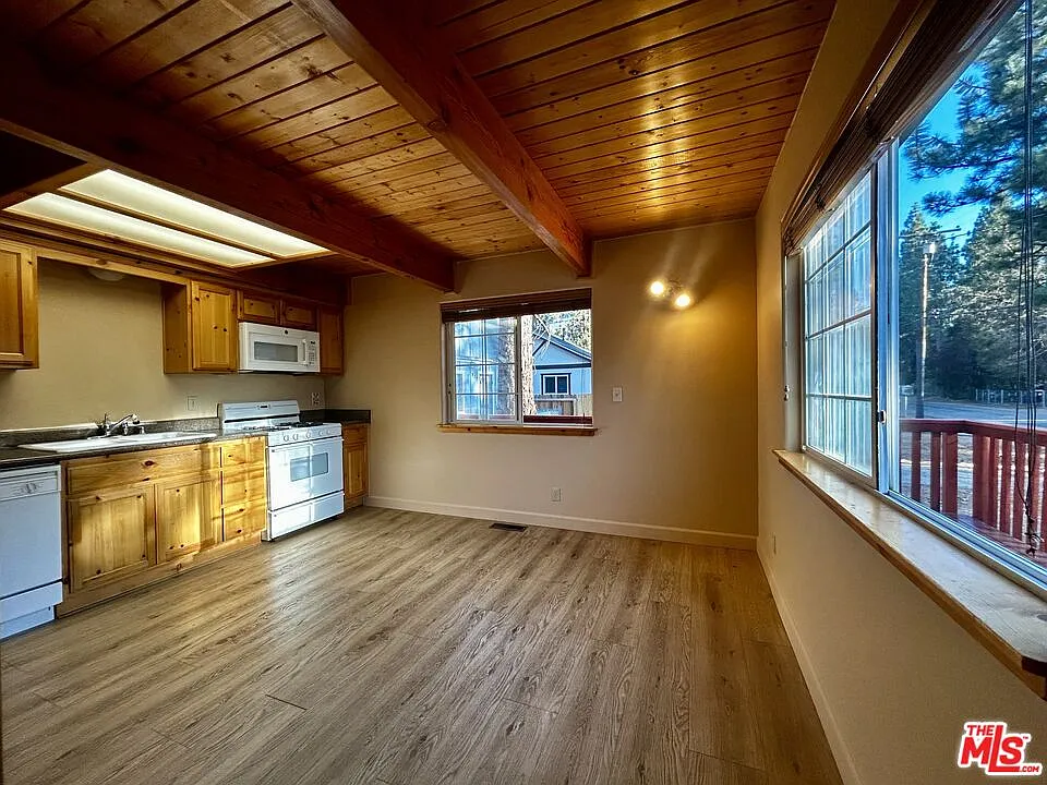 3 bed, 2.0 bath, 1378 sqft, $2,295 — Photo 4