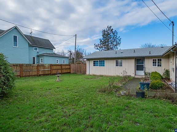 4th image of 905 Ash St