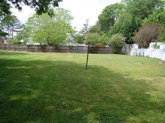 2nd image of 915 Oakley Ave