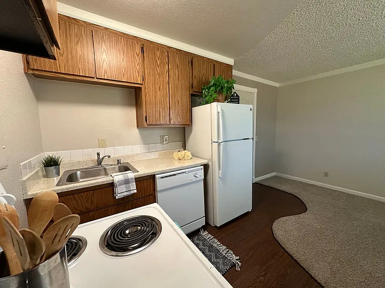 Boutique Apartments in Boulevard Park, Includes Gated, Covered Parking! — Photo 17