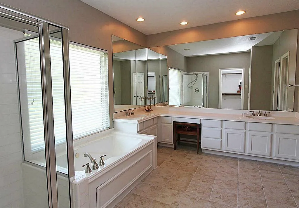3 bed, 2.0 bath, 2297 sqft, $2,700 — Photo 3