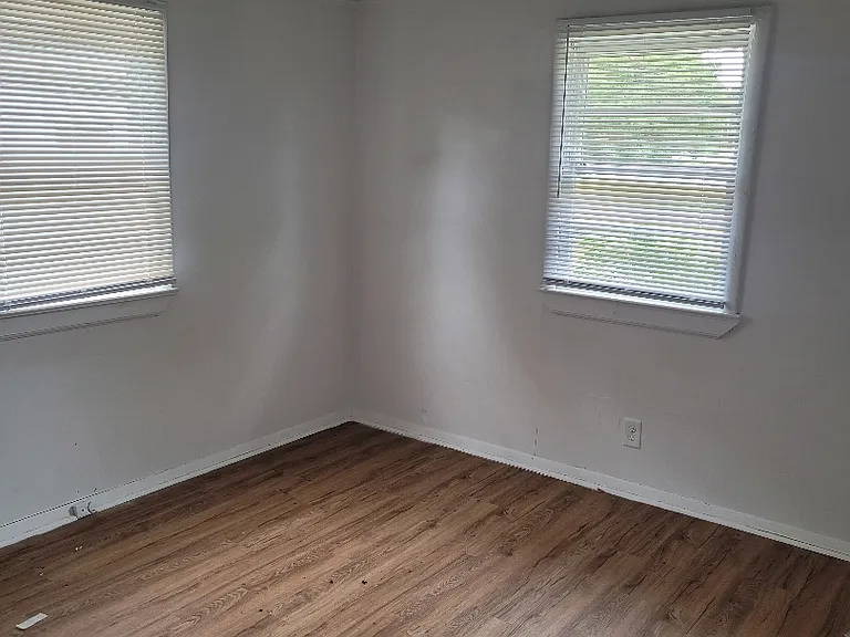 429 SE Railroad St — Photo 6