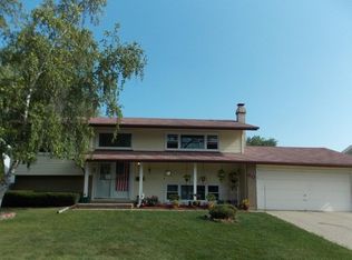 80 Braemar Dr, Elk Grove Village, IL 60007
