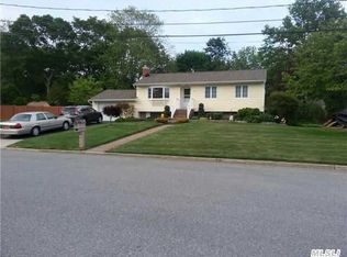 11 Custom Ln, Port Jefferson Station, NY 11776
