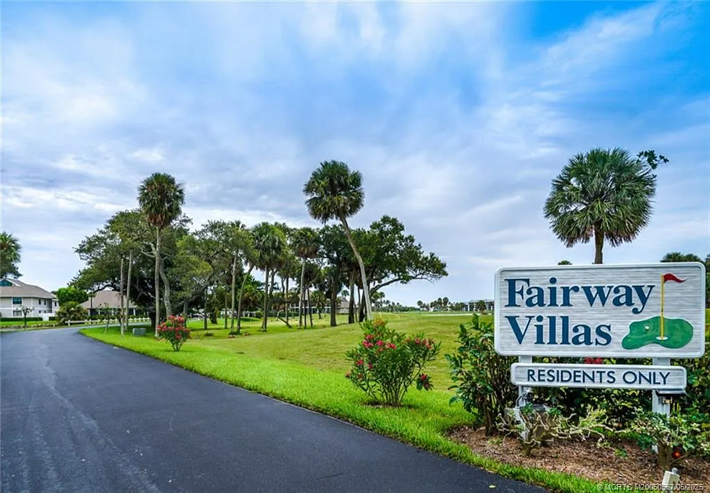 Building Photo - 324 NE Golfview Cir #324