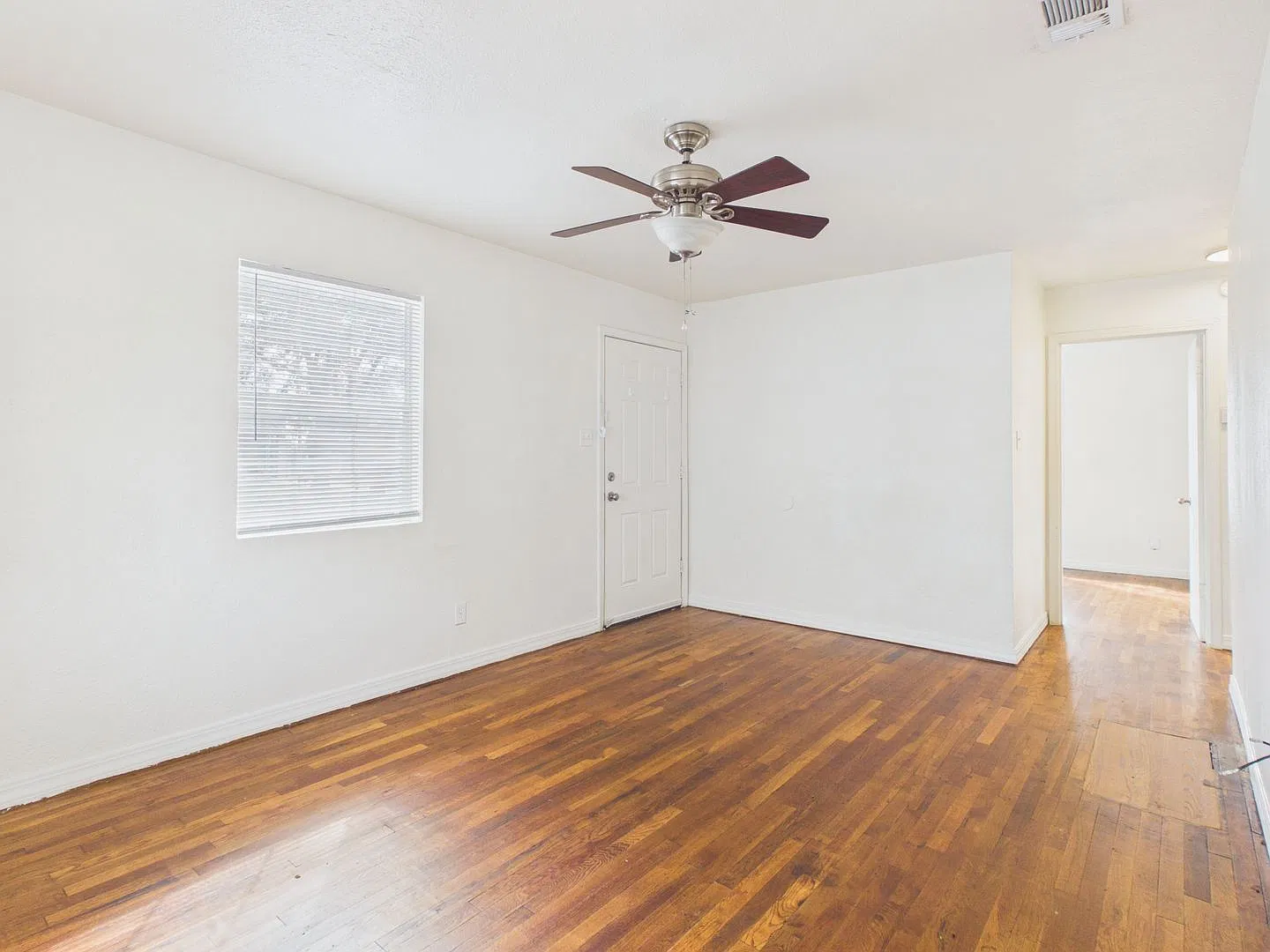 Welcome to 4646 Bowie! Make this beautiful updated house your new home. — Photo 4