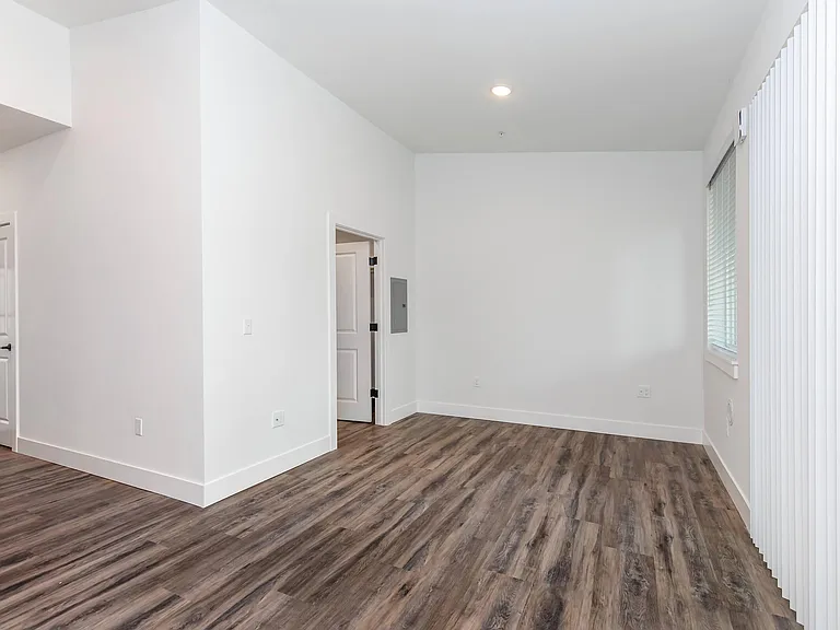 Lakeview Apartments — Photo 15