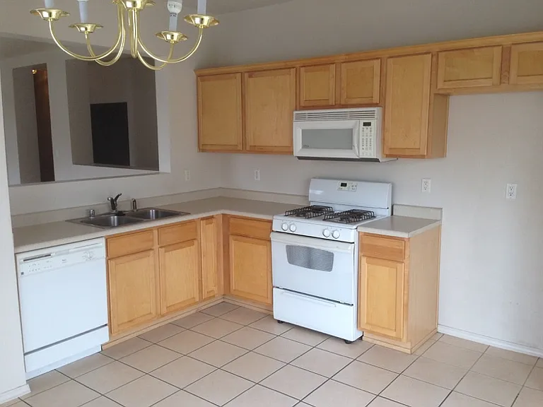 625 Teresa Ct SE — Photo 3