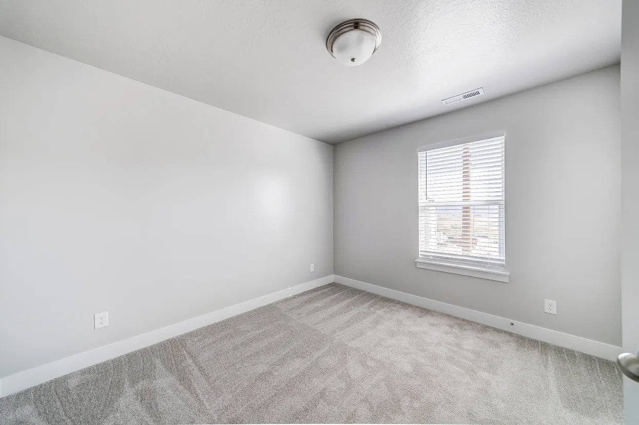 4 bed, 3.5 bath, 2350 sqft, $750 — Photo 4